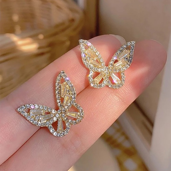 🌟 Gold Plated 14K Gold Butterfly 🦋 Stud Earrings - Picture 4 of 4